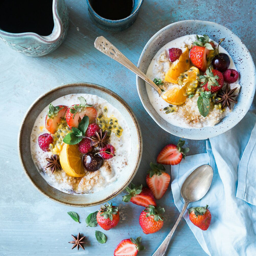 Momday Pregnancy nutrition for the third trimester image of 2 bowls of oatmeal and fruits.